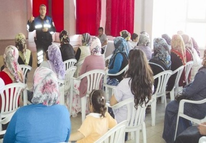 Polis öğrenci velilerini bilgilendiriyor