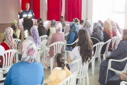 Polis öğrenci velilerini bilgilendiriyor