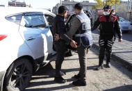 Polis okul önlerinde denetim yaptı