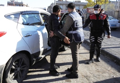 Polis okul önlerinde denetim yaptı