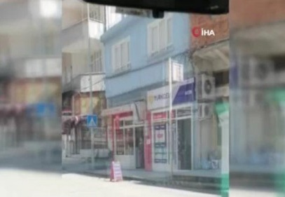 Polis önce anonsla uyardı sonra yaşlıları tek tek topladı