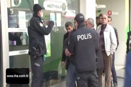 Polis, sokağa çıkan 65 yaş üstü için nöbette