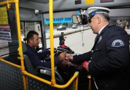 Polis sürücülere karanfil dağıttı