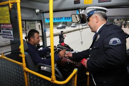 Polis sürücülere karanfil dağıttı
