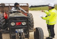 Polis traktör sürücülerini bilgilendirdi 