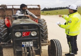 Polis traktör sürücülerini bilgilendirdi 