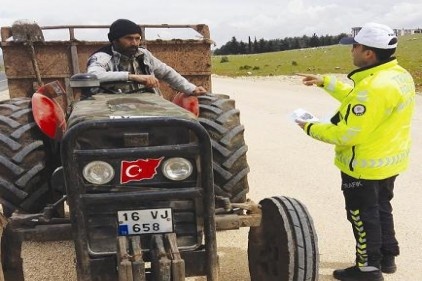 Polis traktör sürücülerini bilgilendirdi 