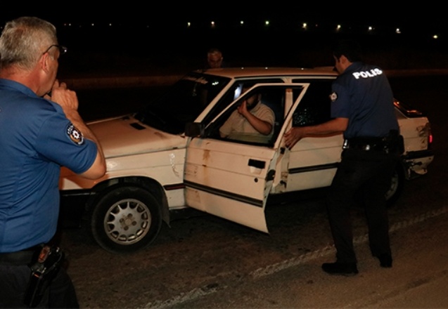 Polise çarpıp kaçan araçtan 16 kilo esrar çıktı