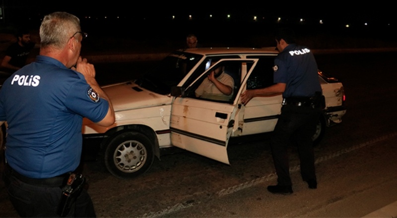 Polise çarpıp kaçan araçtan 16 kilo esrar çıktı