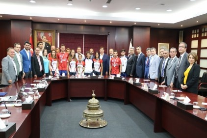 Polisgücü kadın ve erkek hokey takımları GTO&#8217;yu ziyaret etti