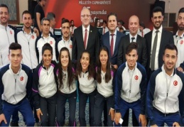 Polisgücü kadın ve erkek hokey takımlarını başarısı için kutladı