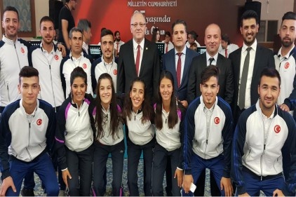 Polisgücü kadın ve erkek hokey takımlarını başarısı için kutladı