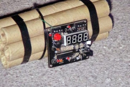 Polisi alarma geçiren saatli bombanın oyuncakmış