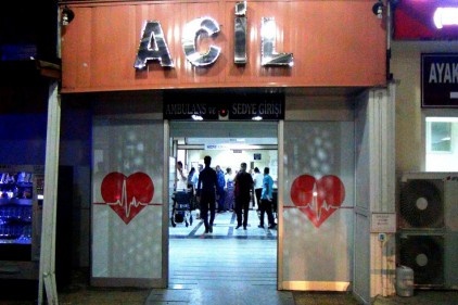 Polisi göğsünden bıçakladı