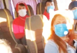 Polisi görünce maskelere sarıldılar