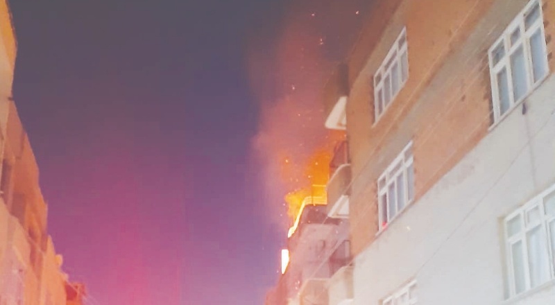 Polisin ikna etmesiyle önce çocuklarını serbest bırakan şahıs, sonra da teslim oldu