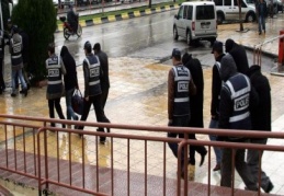 Polisin liderliği yaptığı suç örgütünün 8 üyesi tutuklandı