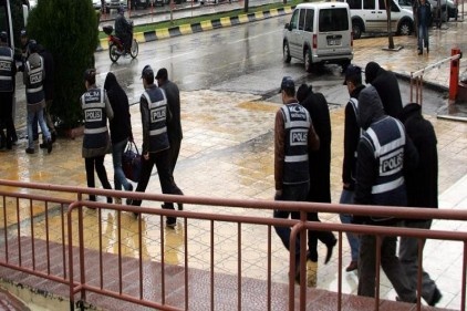 Polisin liderliği yaptığı suç örgütünün 8 üyesi tutuklandı