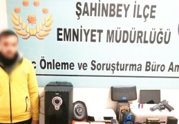 Polisin şüphelendiği evden çok sayıda çalıntı malzeme ele geçirildi