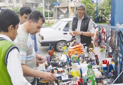 Polisler seyyar esnafı denetledi