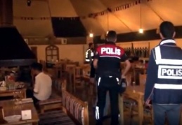 Polisler umuma açık iş yerlerine baskınlar düzenledi 