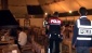 Polisler umuma açık iş yerlerine baskınlar düzenledi 