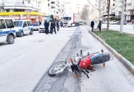 Polislerin gözü önünde yayaya çarptı
