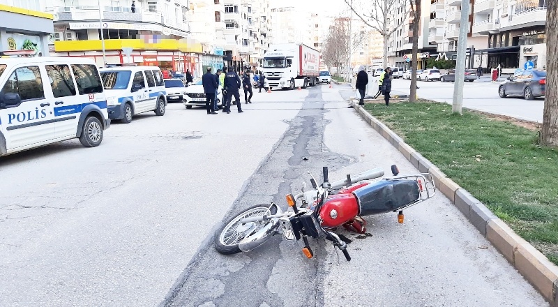 Polislerin gözü önünde yayaya çarptı