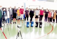 Polislik sınavına hazırlanan gençlere spor malzemesi hediye etti