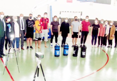 Polislik sınavına hazırlanan gençlere spor malzemesi hediye etti