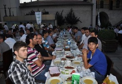 Polisten anlamlı iftar yemeği