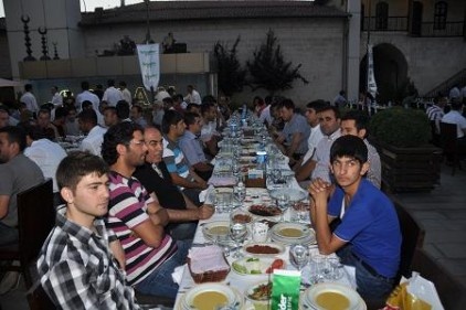 Polisten anlamlı iftar yemeği