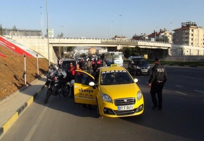 Polisten film gibi operasyon 30 araçlık konvoyda arama yapıldı