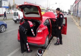 Polisten kaçan şüpheliler trafik ışığına takıldı 