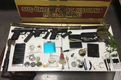 Polisten uyuşturucu tacirlerine baskın: 4 gözaltı 