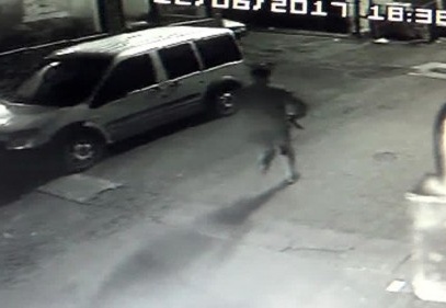 Pompalı tüfekli saldırgan polisten kaçtı 