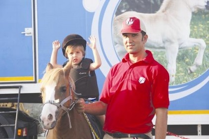 &#8220;Pony Club&#8221; çocuklara hayvan sevgisini aşılamak amacıyla il il dolaşıyor