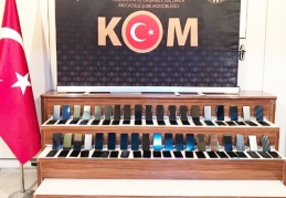 Poşet içerisinden gümrük kaçağı 80 adet telefon çıktı