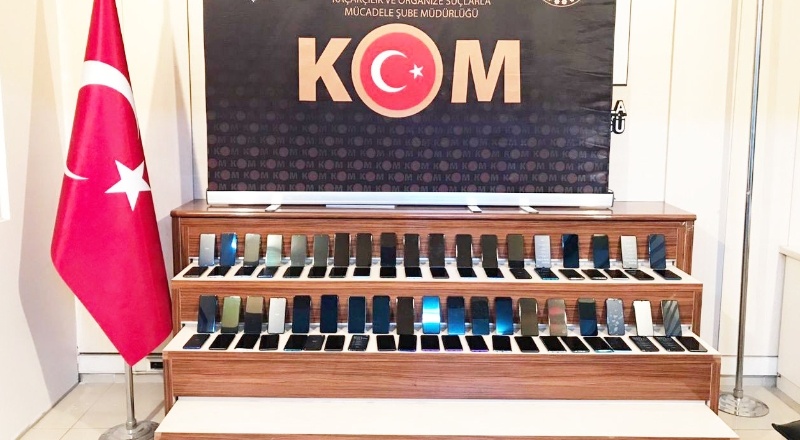 Poşet içerisinden gümrük kaçağı 80 adet telefon çıktı