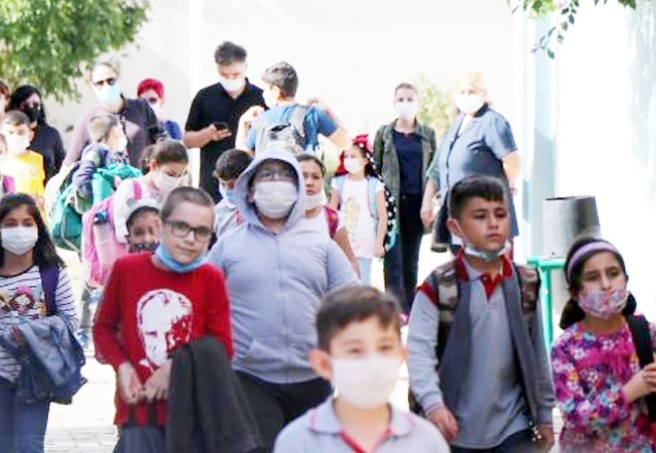 Prof. Dr. Ertuğrul'dan okullarda maske değiştirme uyarısı: Aileler, renkli maske almamalı