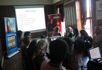 Prof. Dr. Ziya Bayraktaroğlu fotoğrafçılık dersi veriyor