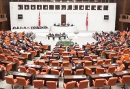 Protestolara katıldığı için bursu kesilen öğrencileri TBMM'ye taşıdı