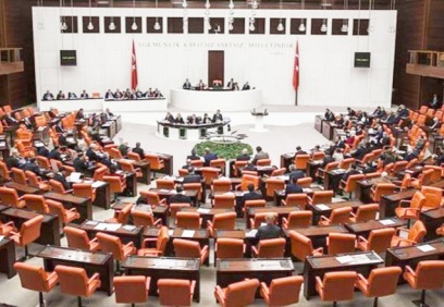 Protestolara katıldığı için bursu kesilen öğrencileri TBMM'ye taşıdı