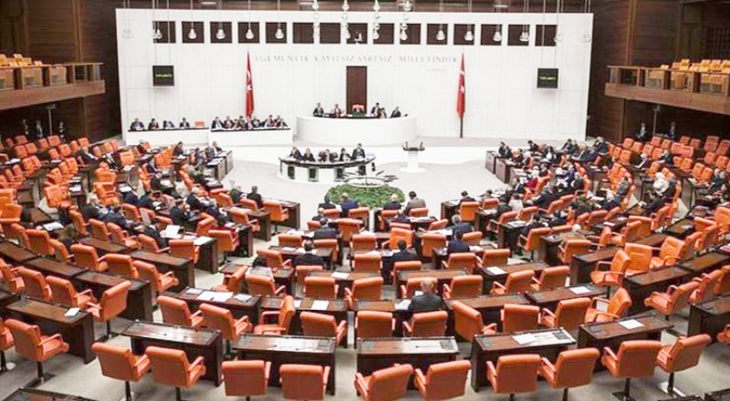 Protestolara katıldığı için bursu kesilen öğrencileri TBMM'ye taşıdı