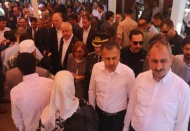 Protokolü cuma namazı sonrasında halkla bayramlaştı 