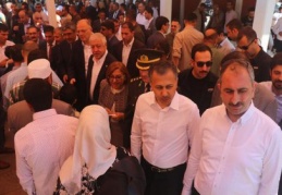 Protokolü cuma namazı sonrasında halkla bayramlaştı 