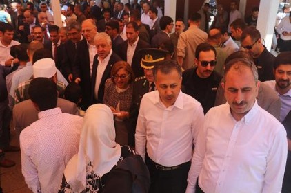 Protokolü cuma namazı sonrasında halkla bayramlaştı 