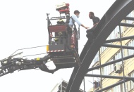 Psikolog önce ikna etti, sonra çıktığı yerden indirdi