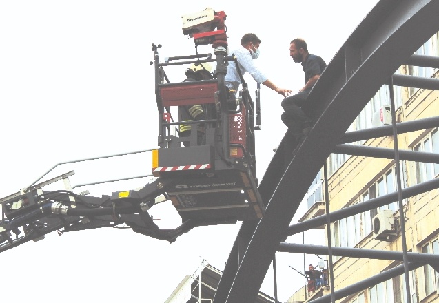 Psikolog önce ikna etti, sonra çıktığı yerden indirdi