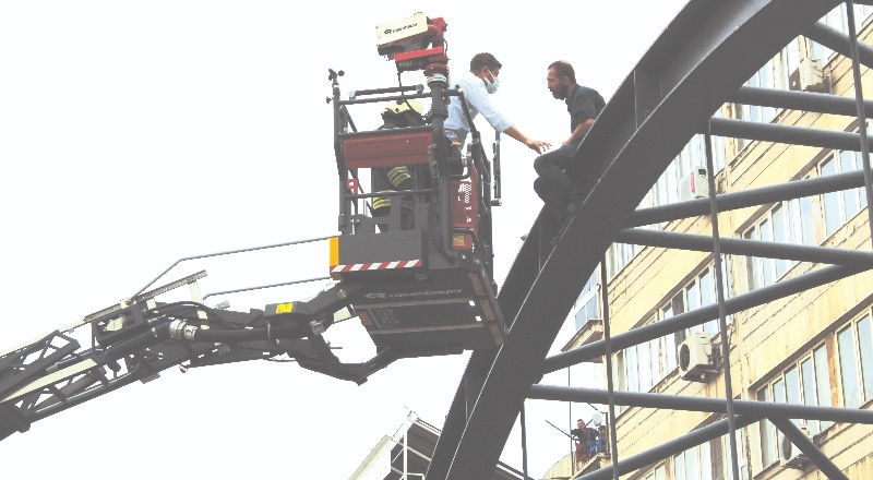 Psikolog önce ikna etti, sonra çıktığı yerden indirdi